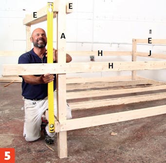 Stolper til shelter i lod Stolper til byg selv shelter står i lod